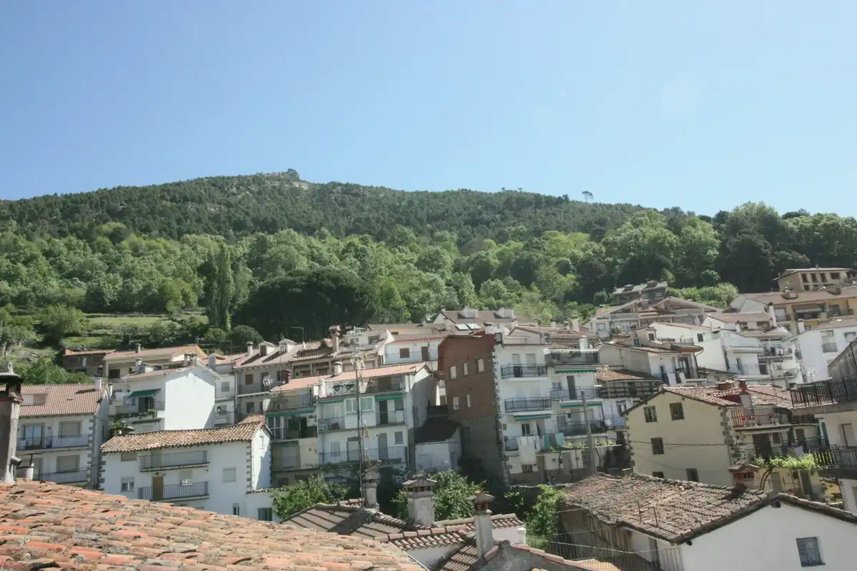 Vista exterior de Casa o xalet en venda en Pedro Bernardo amb Calefacció, Terrassa i Moblat