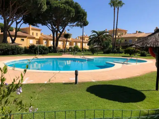 Piscina de Casa adosada en venda en Chiclana de la Frontera amb Aire condicionat, Calefacció i Jardí privat