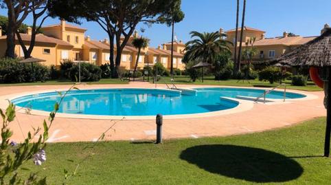 Foto 2 de Casa adosada en venta en Avenida Octavio Augusto, 24, Novo Sancti Petri, Cádiz