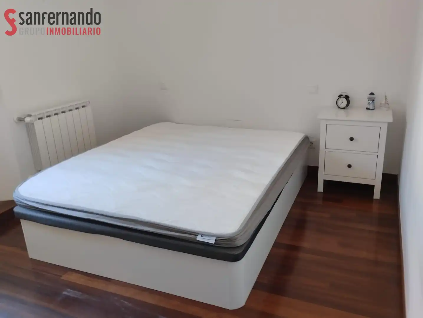 Dormitori de Pis de lloguer en Torrelavega  amb Calefacció, Moblat i Balcó