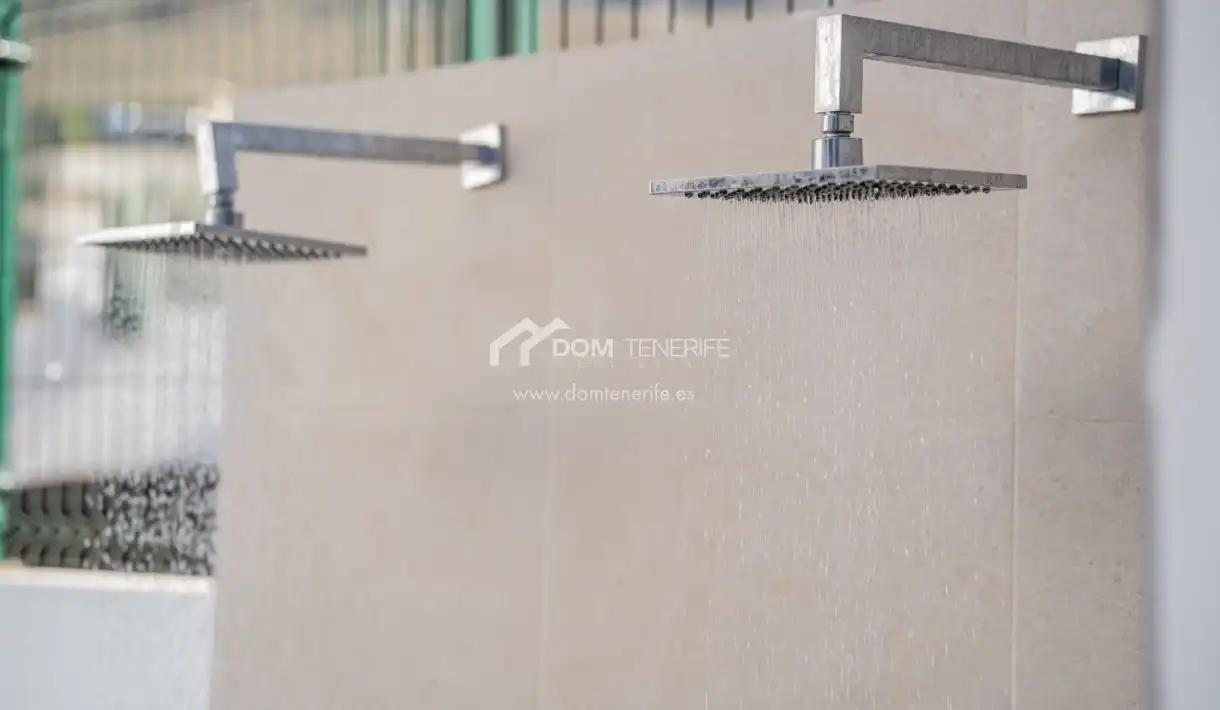Baño de Piso en venta en Adeje con Terraza, Trastero y Piscina