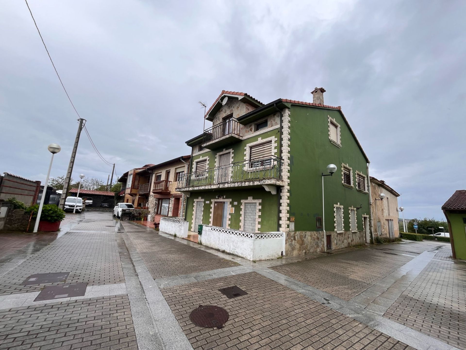 Exterior view of House or chalet for sale in Santa Cruz de Bezana