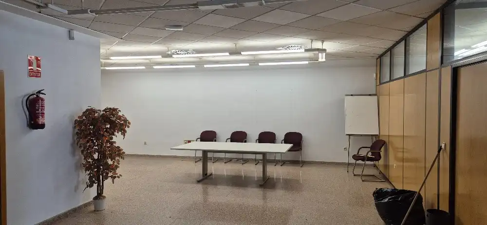 Oficina en venda en Almansa amb Moblat