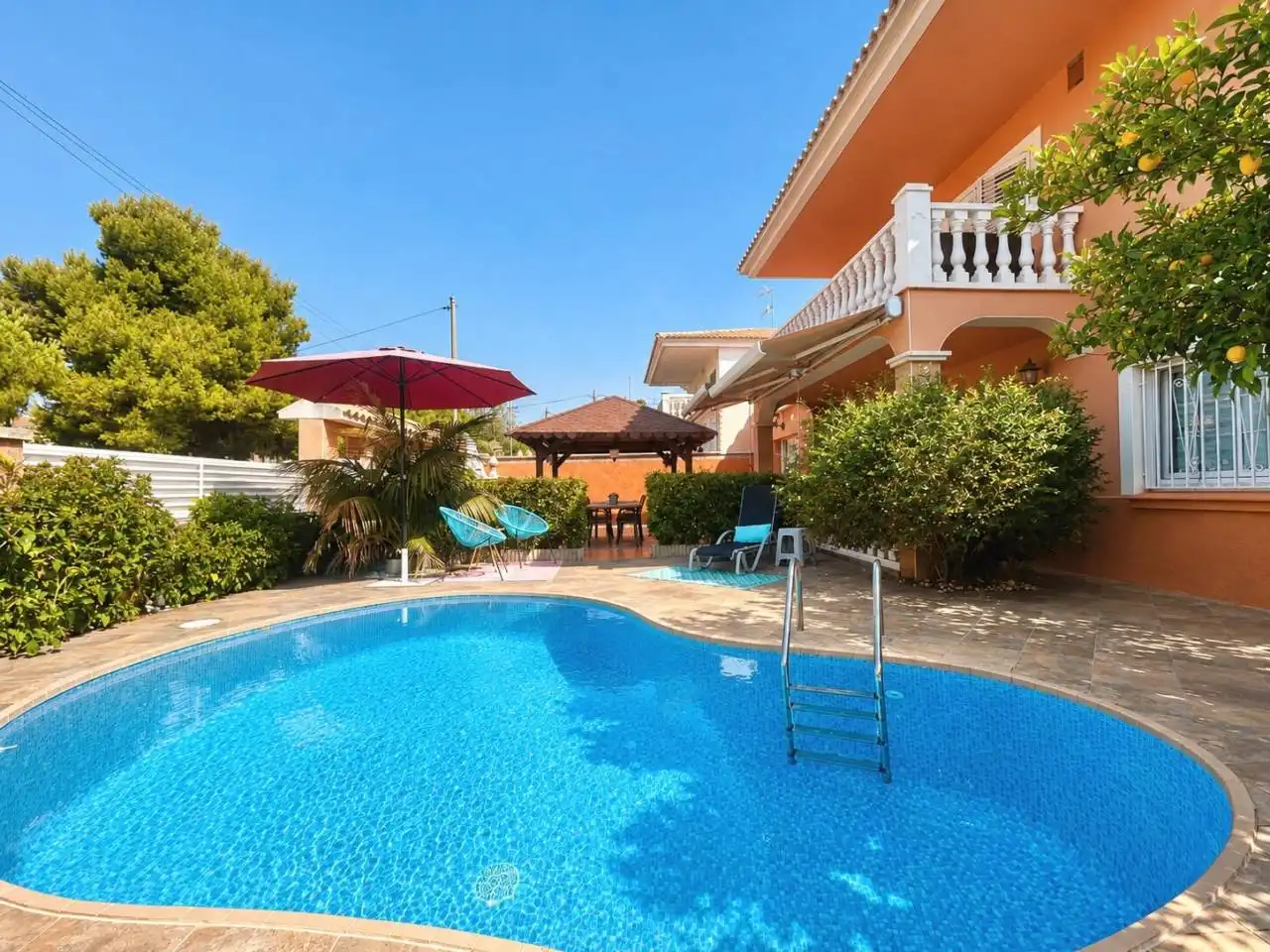 Piscina de Casa o xalet en venda en Cubelles amb Aire condicionat, Calefacció i Jardí privat