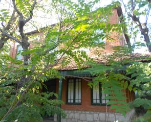 Exterior view of House or chalet for sale in Valladolid Capital  with Private garden, Terrace and Storage room