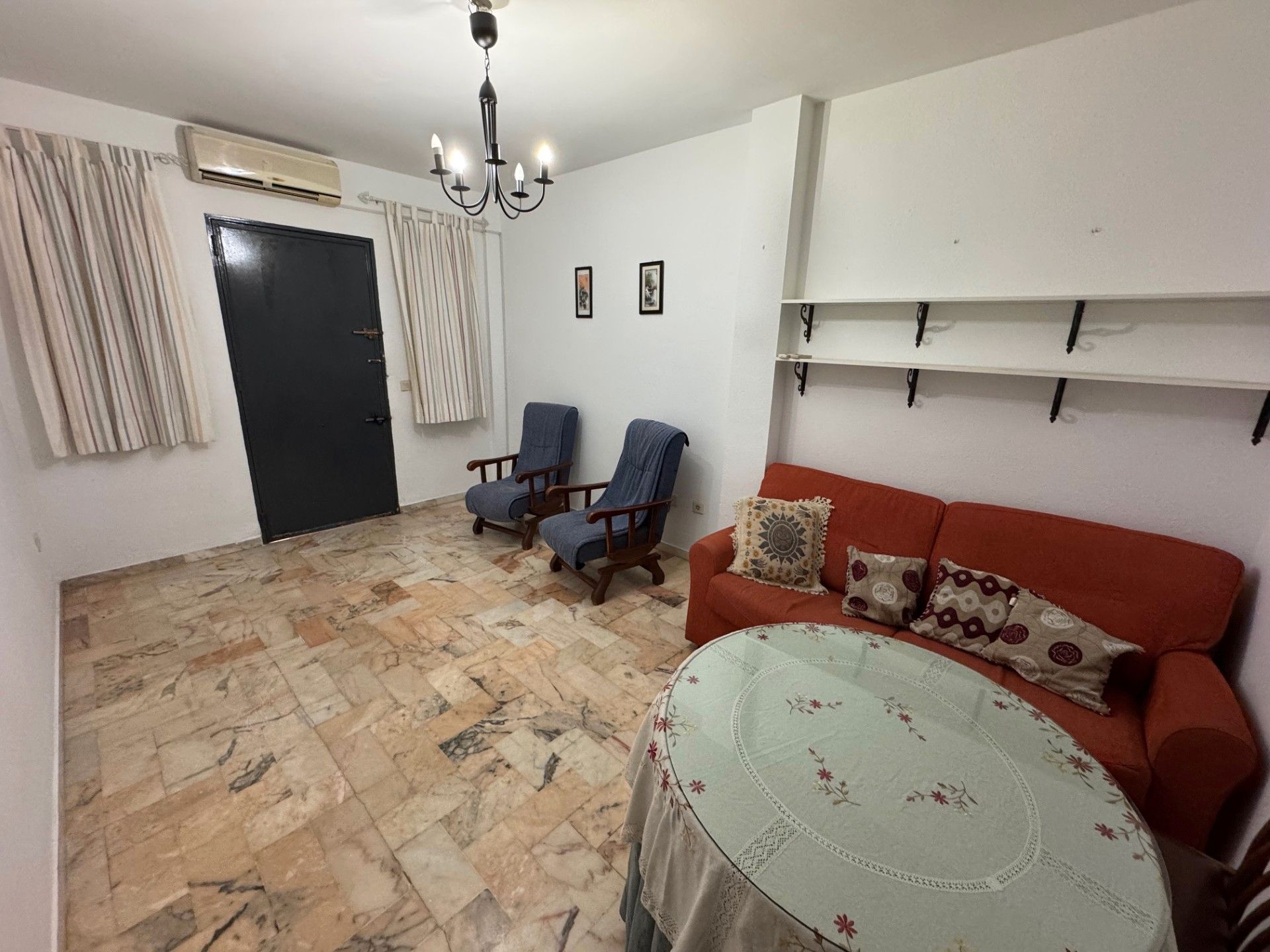 Sala d'estar de Planta baixa en venda en La Algaba amb Aire condicionat, Moblat i Rentadora