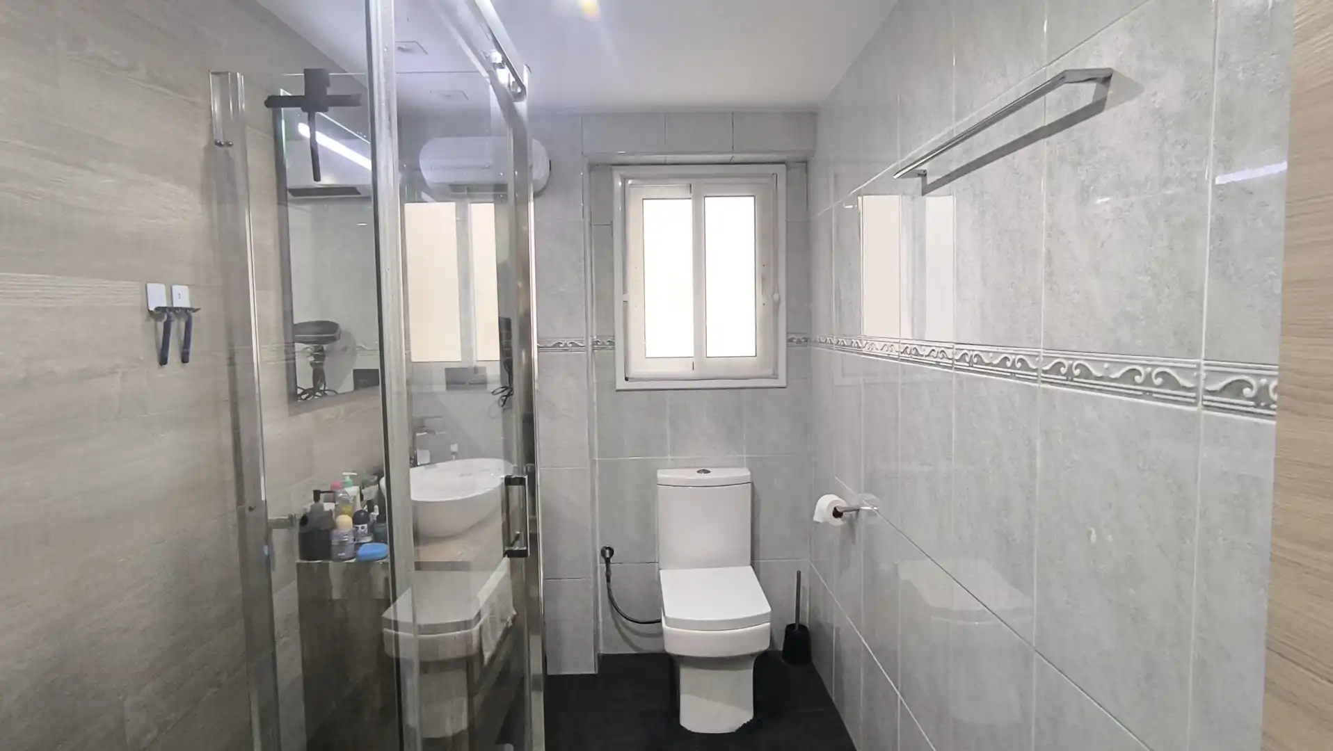 Badezimmer von Wohnung zum Verkauf in Tarragona mit Klimaanlage, Parkett und Terrasse