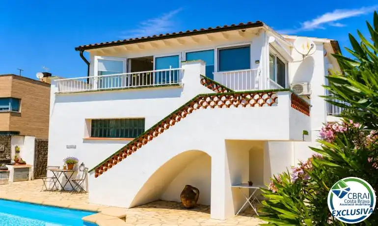 Vista exterior de Casa o xalet en venda en Roses amb Aire condicionat, Calefacció i Piscina