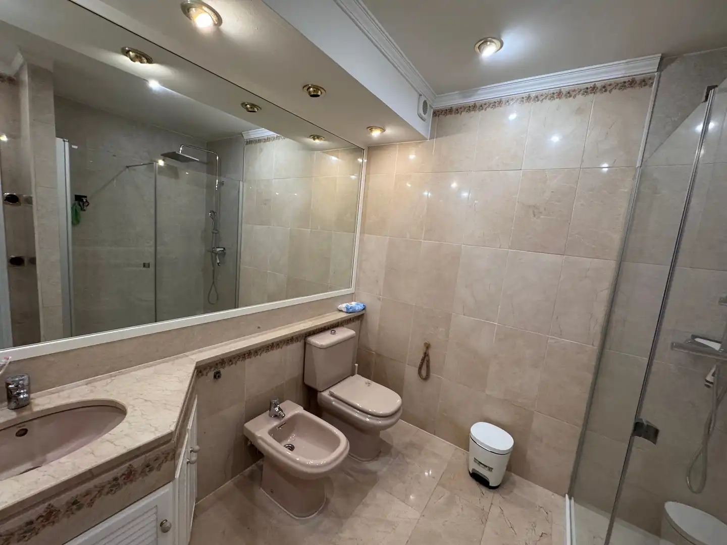 Badezimmer von Einfamilien-Reihenhaus zum Verkauf in Badalona mit Klimaanlage, Heizung und Parkett