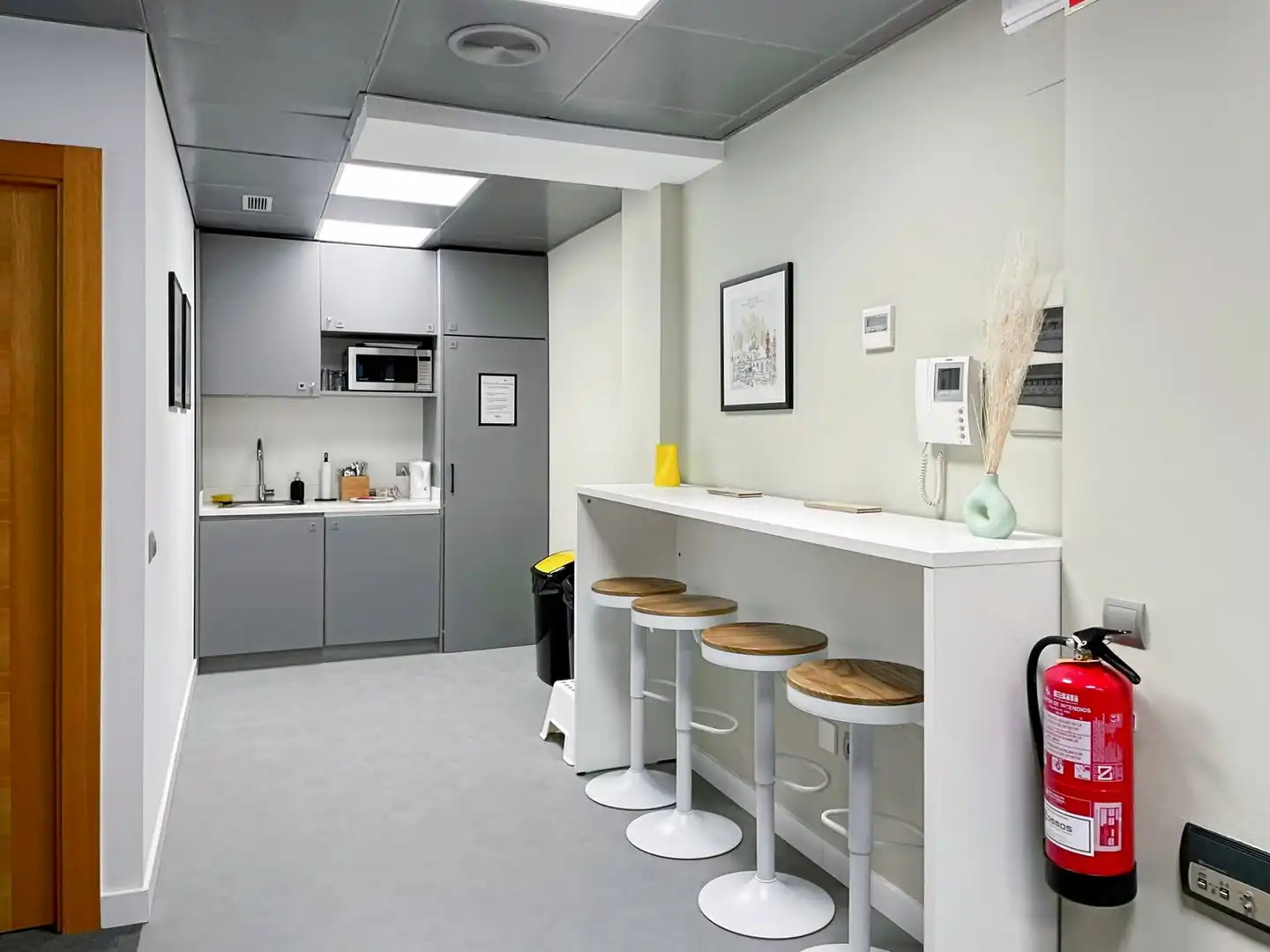 Cocina de Oficina de alquiler en Santander con Aire acondicionado, Calefacción y Amueblado