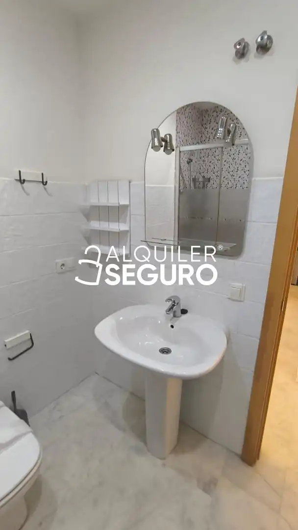 Bathroom of Flat for rent in Sevilla  with Air Conditioner and Furnished
