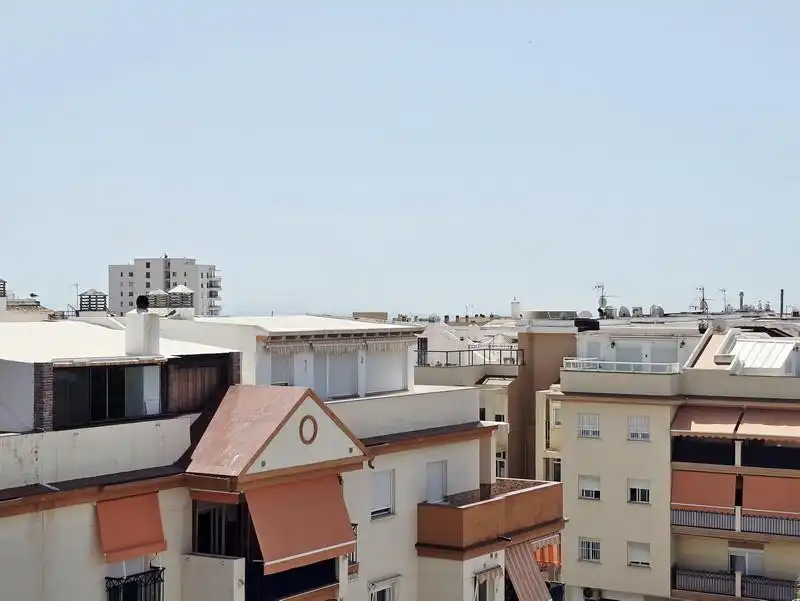 Vista exterior de Àtic de lloguer en Estepona amb Aire condicionat, Terrassa i Piscina