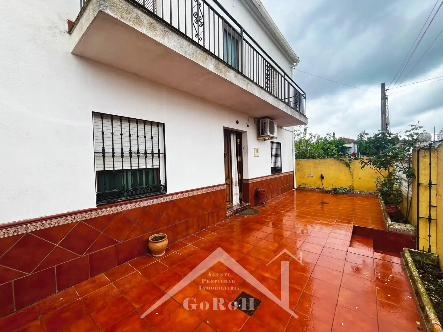Vista exterior de Casa o xalet en venda en Almadén de la Plata amb Jardí privat, Terrassa i Traster