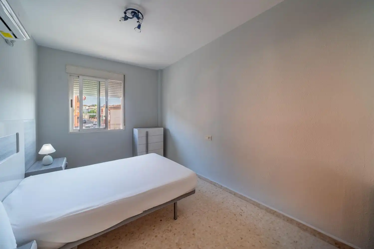 Dormitori de Àtic en venda en Villa de Otura amb Aire condicionat, Terrassa i Moblat