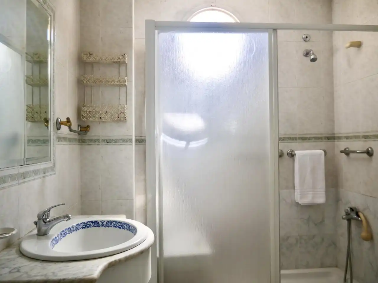 Bathroom of Flat for sale in Sevilla  with Air Conditioner and Furnished