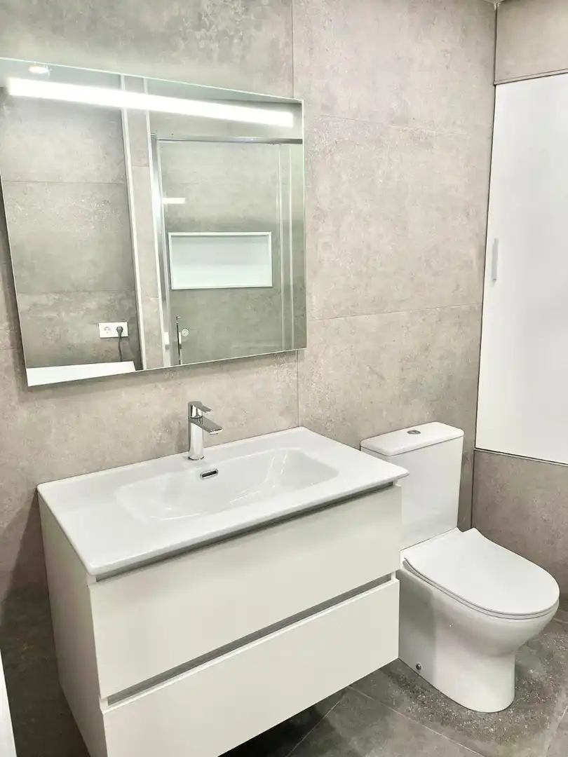 Bany de Apartament de lloguer en El Campello amb Aire condicionat, Moblat i Rentadora