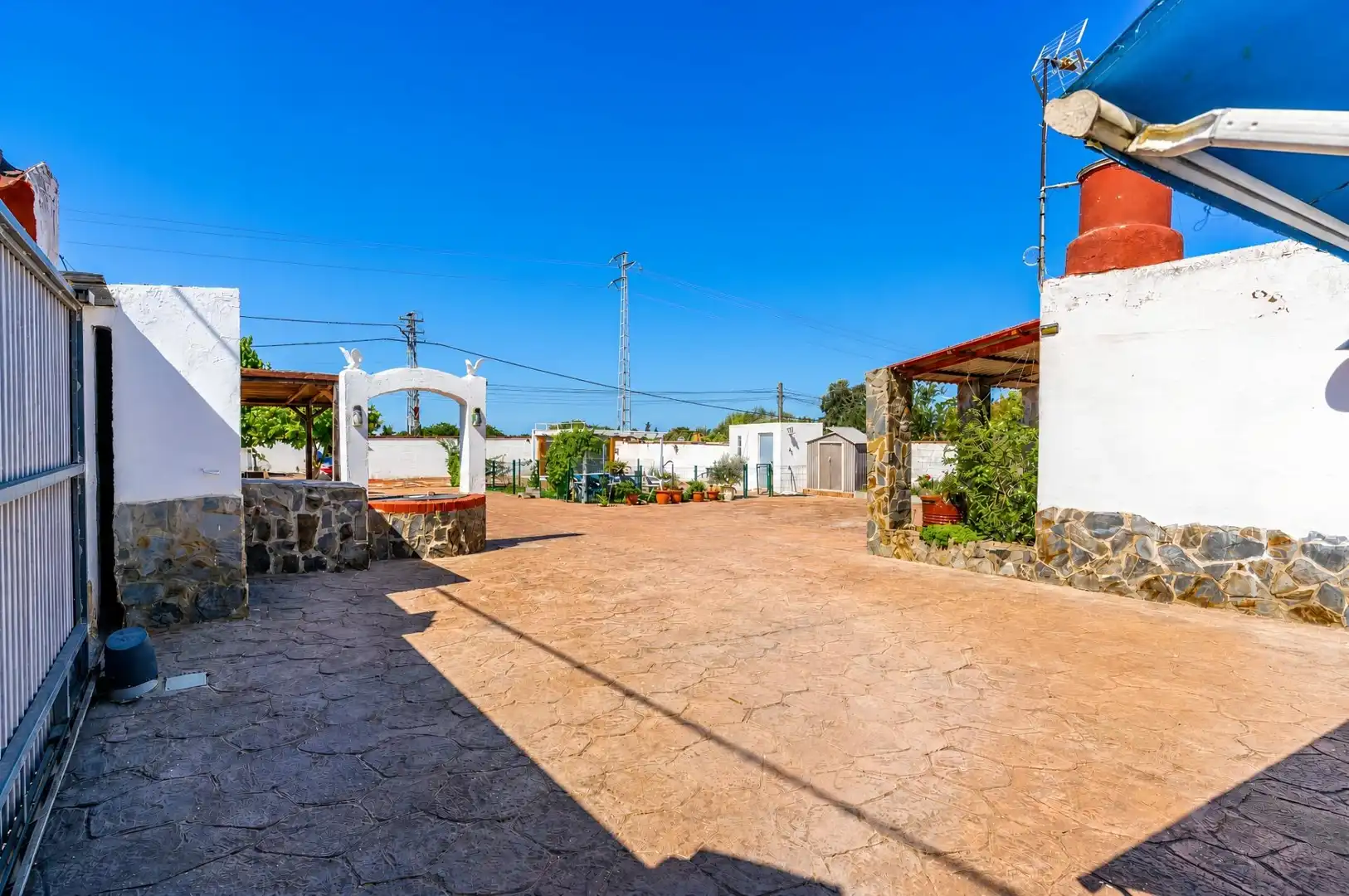 Vista exterior de Casa o xalet en venda en Chiclana de la Frontera amb Aire condicionat, Jardí privat i Terrassa