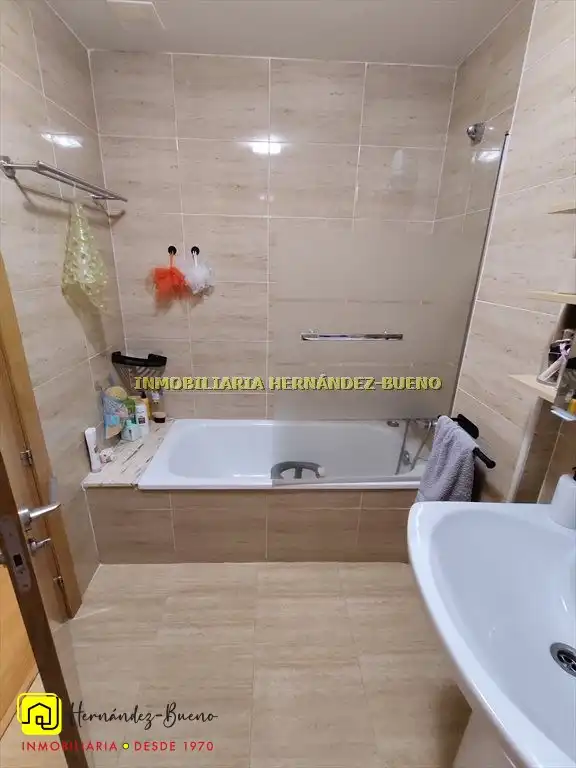 Baño de Piso en venta en Moriscos con Calefacción y Terraza