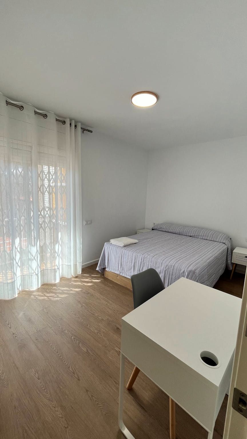 Bedroom of Flat to share in Cornellà de Llobregat  with Air Conditioner, Furnished and Washing machine