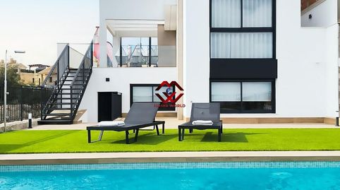 Obra nueva de alto standing en 1ª línea de La Finca Golf  Piscina propia y sótano multipropósito