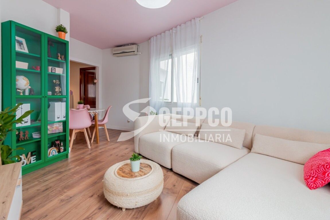 Sala d'estar de Planta baixa en venda en Torres de la Alameda amb Calefacció