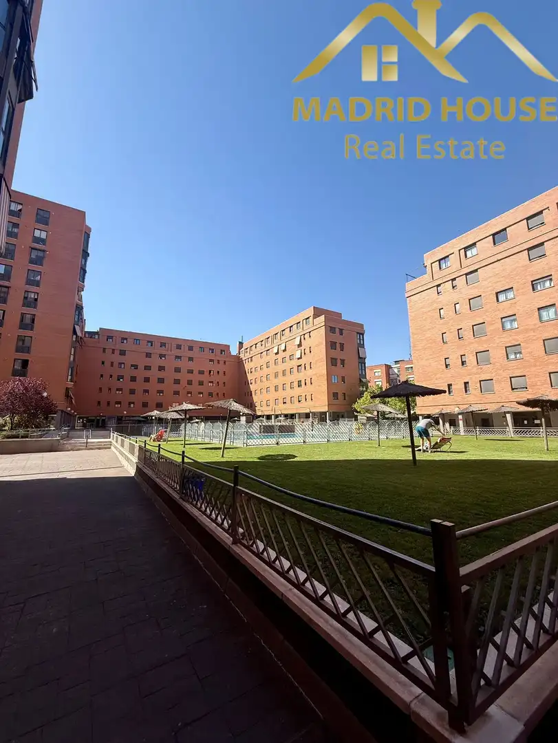 Vista exterior de Àtic en venda en Madrid amb Aire condicionat, Calefacció i Terrassa
