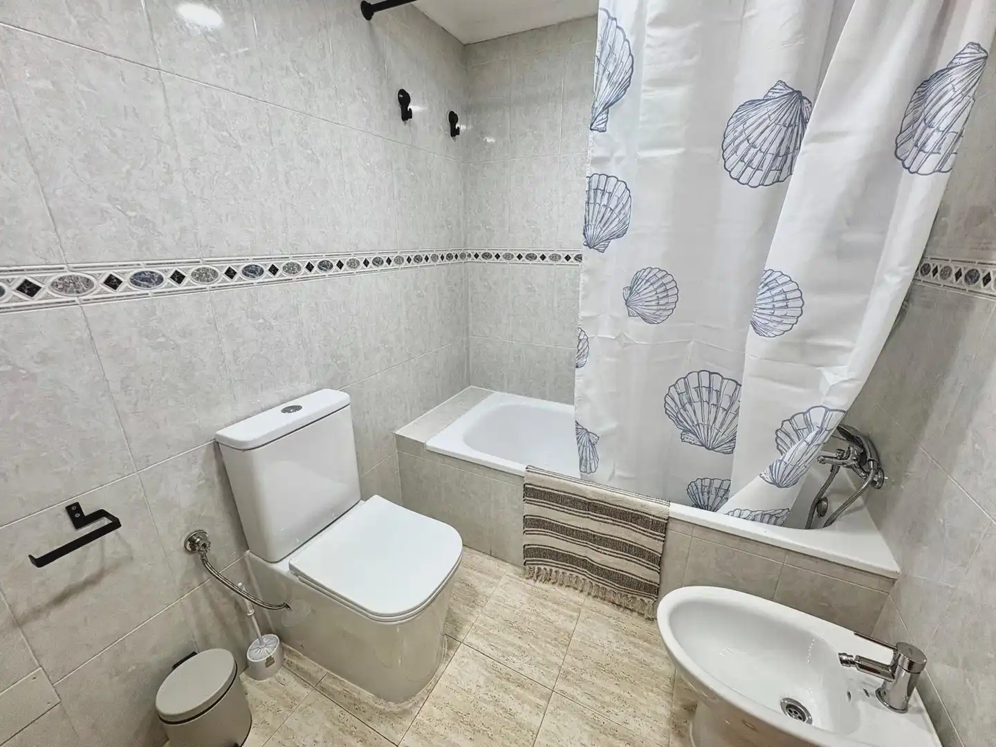 Bany de Apartament de lloguer en Torrevieja amb Piscina, Moblat i Rentadora