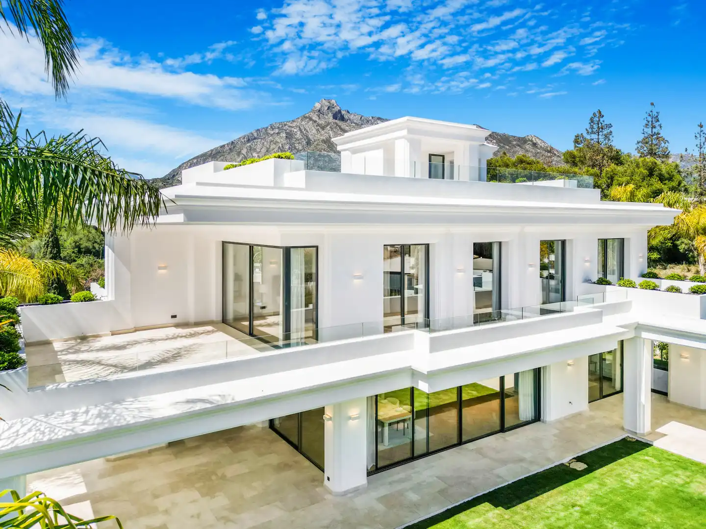 Außenansicht von Haus oder Chalet zum Verkauf in Marbella mit Klimaanlage, Heizung und Privatgarten