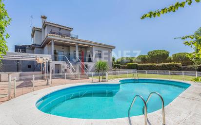 Vista exterior de Casa o xalet en venda en El Puerto de Santa María amb Aire condicionat, Terrassa i Piscina