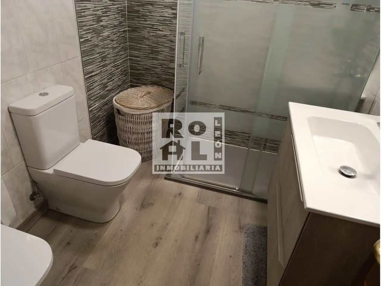Bathroom of Duplexes for sale in León Capital   with Heating, Parquet flooring and Terrace