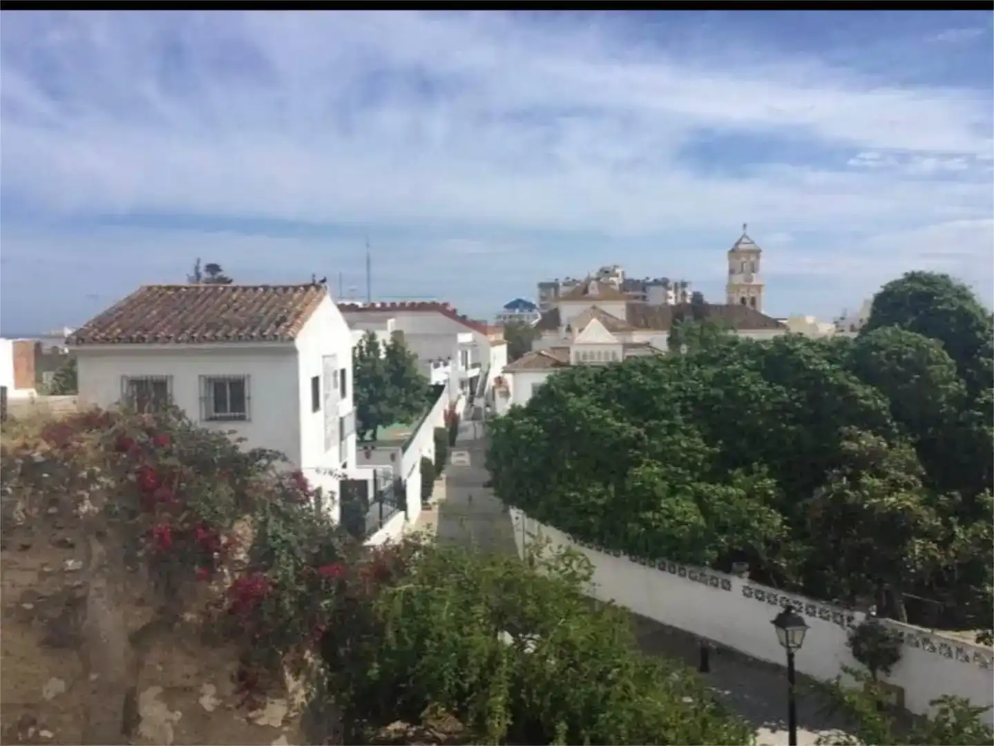 Vista exterior de Casa adosada en venda en Marbella amb Balcó