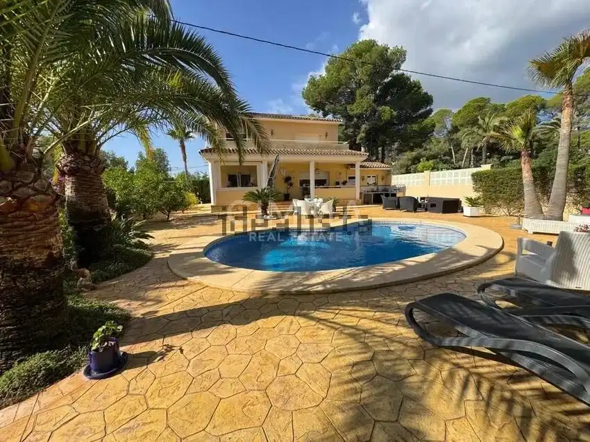 Vista exterior de Casa o xalet en venda en La Nucia amb Aire condicionat, Calefacció i Jardí privat