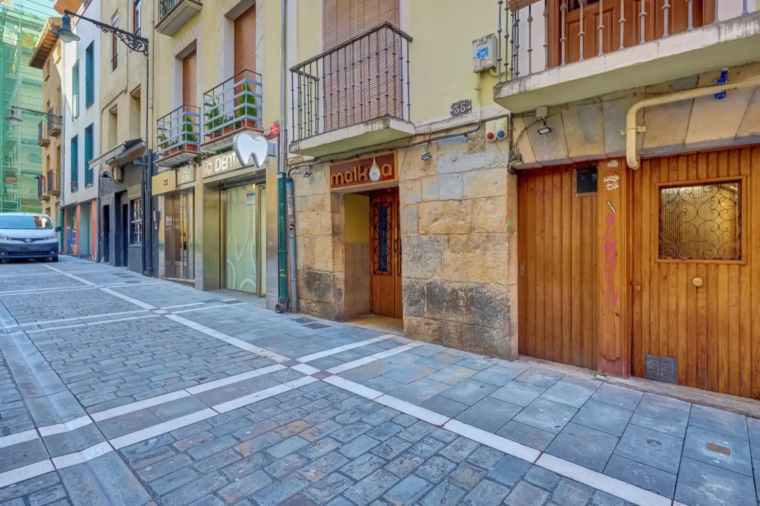 Vista exterior de Local en venta en  Pamplona / Iruña