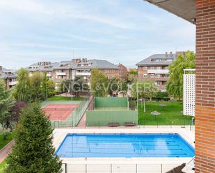 Vista exterior de Àtic en venda en Majadahonda amb Aire condicionat, Terrassa i Piscina