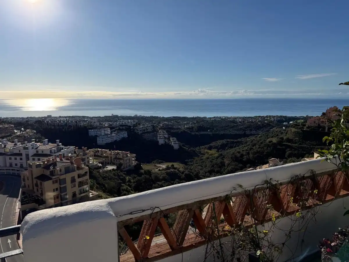 Àtic amb piscina en venda a Calahonda