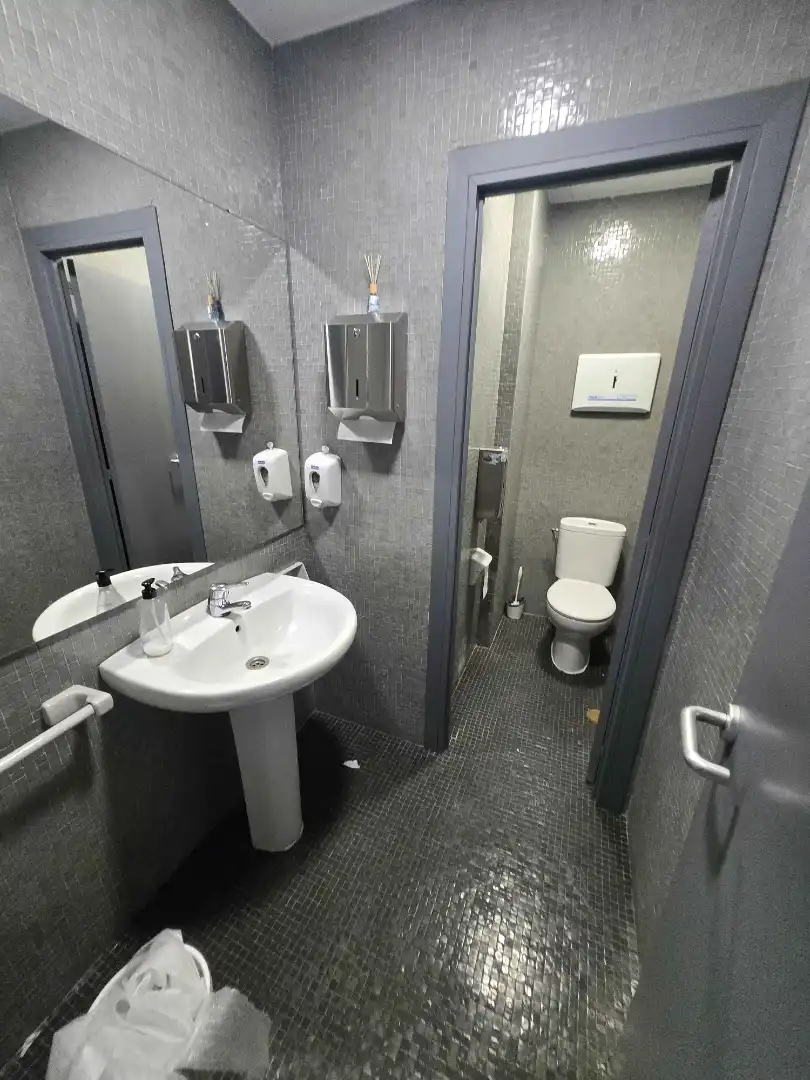 Badezimmer von Geschaftsraum zur Miete in Madrid mit Klimaanlage und Internet