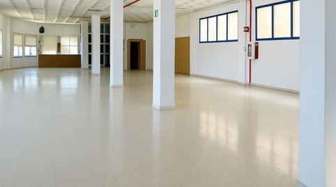ALQUILA EDIFICIO INDUSTRIAL COMERCIAL en perfecto estado, amplios ventanales, iluminación natural