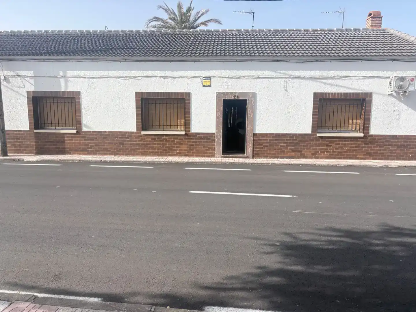Außenansicht von Wohnung zum Verkauf in Brazatortas mit Klimaanlage, Abstellraum und Schwimmbad