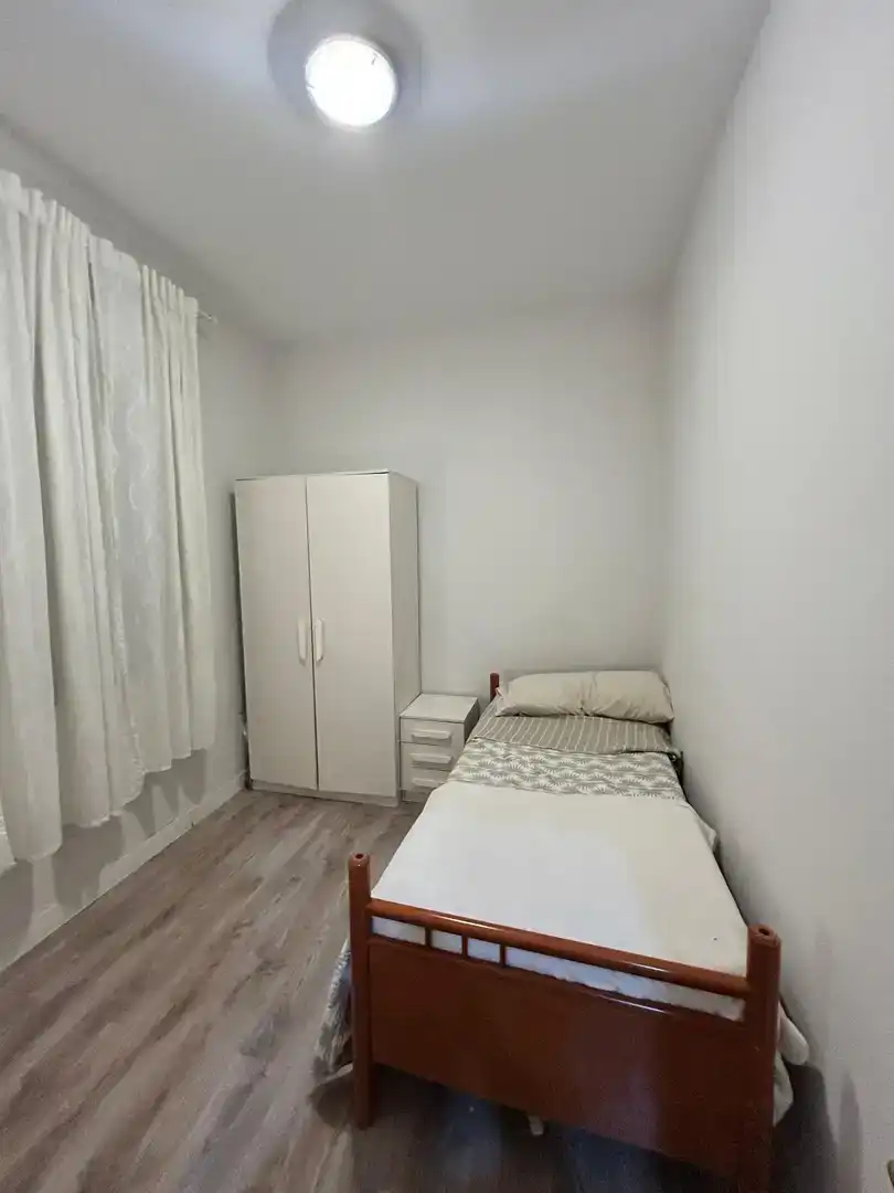 Bedroom of Flat for share in Sevilla  with Air Conditioner, Parquet flooring and Storage room