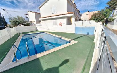 Piscina de Casa adosada en venda en El Vendrell