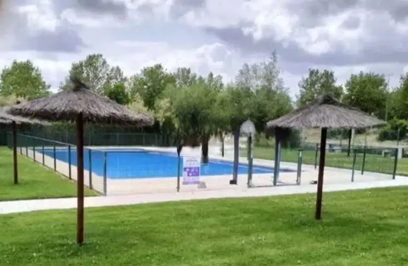 Piscina de Piso en venta en Yebes con Aire acondicionado, Calefacción y Jardín privado
