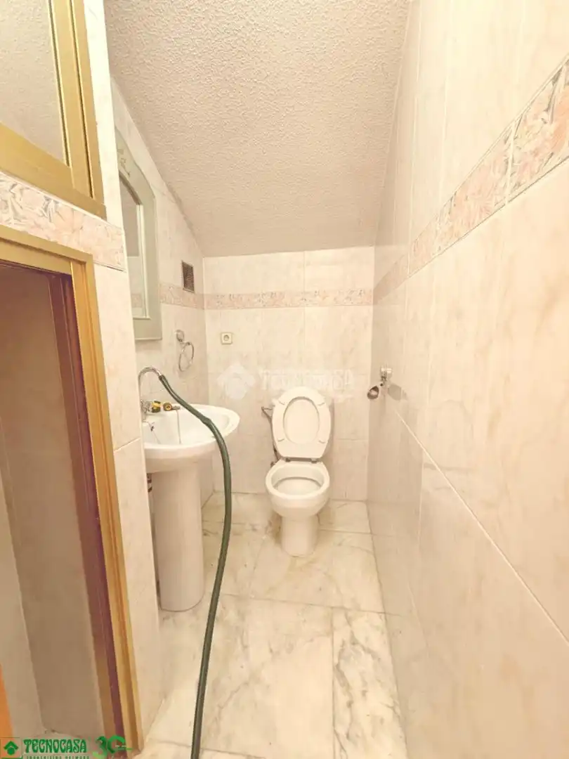 Bany de Local en venda en Toledo amb Aire condicionat