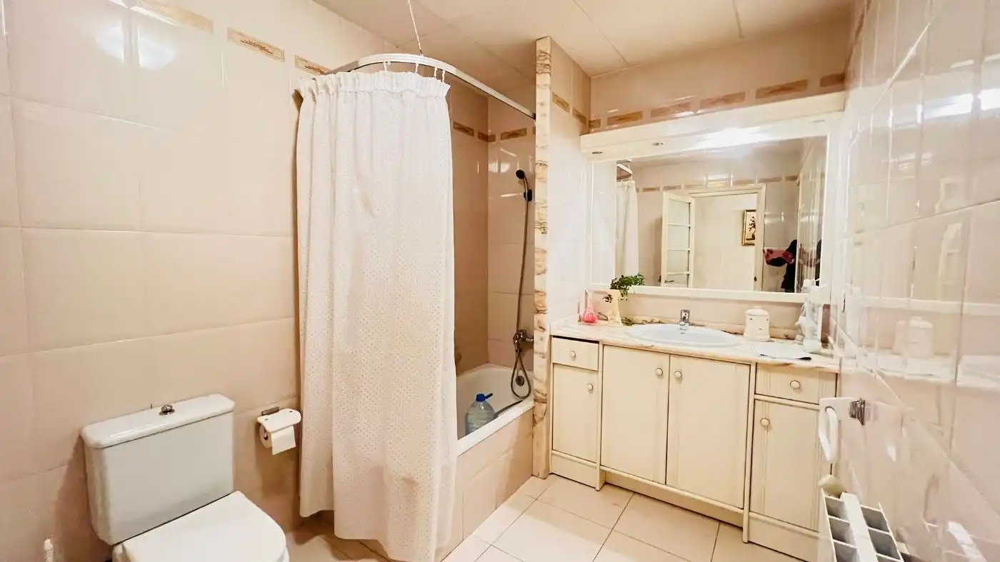 Badezimmer von Haus oder Chalet zum Verkauf in Sant Cugat Sesgarrigues mit Heizung und Balkon