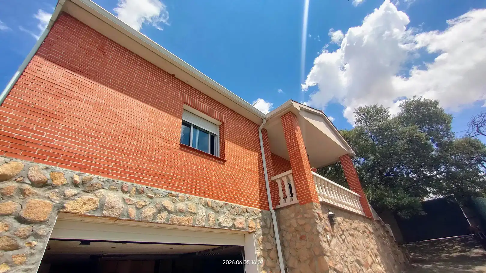 Vista exterior de Casa o xalet en venda en El Casar amb Calefacció, Jardí privat i Terrassa