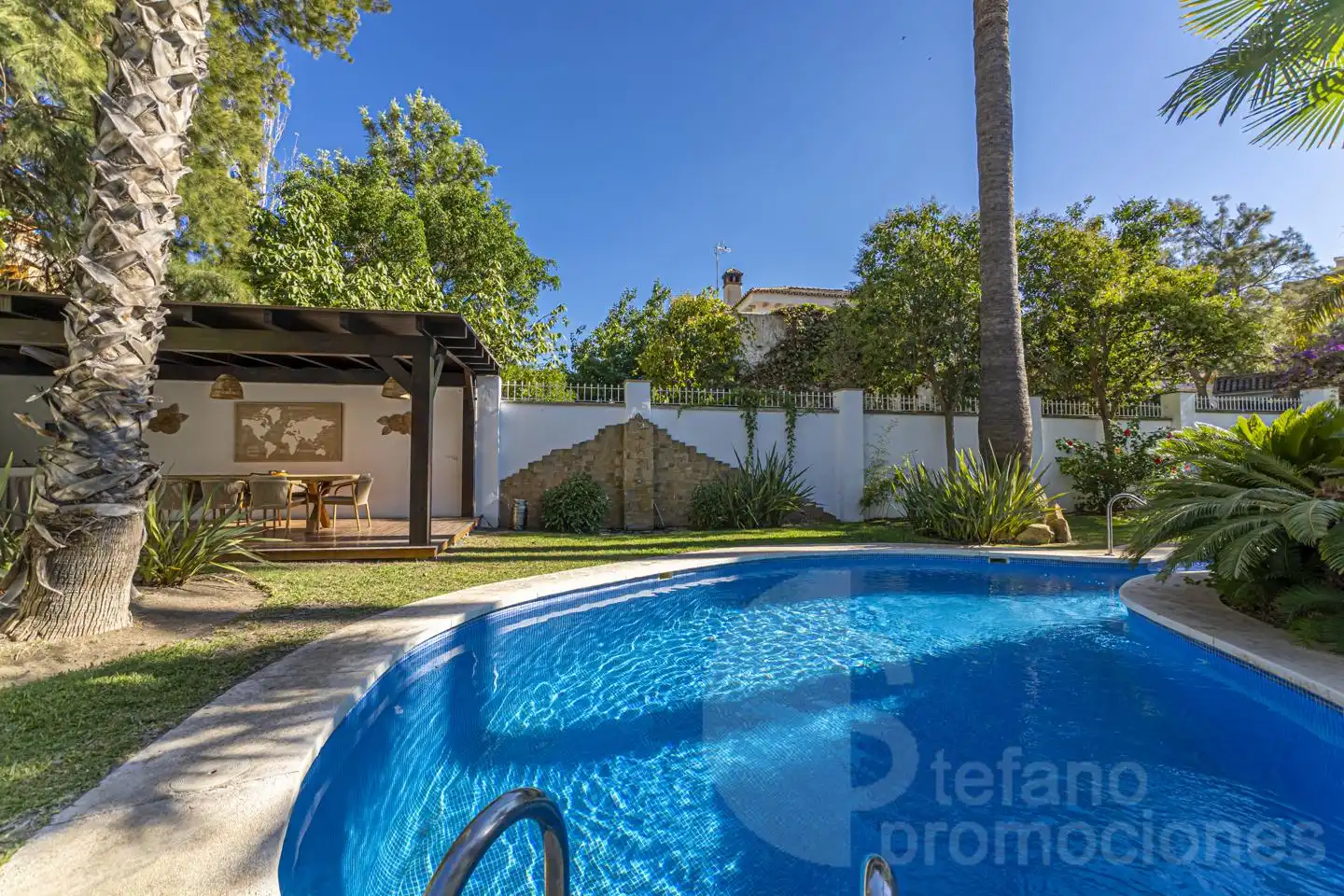 Vista exterior de Casa o xalet en venda en Málaga amb Aire condicionat, Jardí privat i Parquet