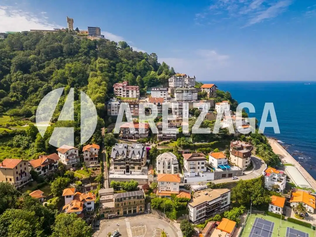 Vista exterior de Casa o xalet en venda en Donostia - San Sebastián  amb Calefacció, Jardí privat i Terrassa