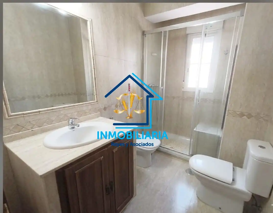 Badezimmer von Wohnung zum Verkauf in Córdoba mit Klimaanlage, Terrasse und Möbliert