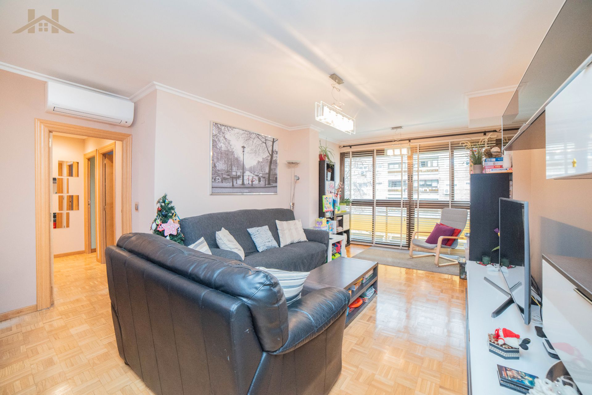 Living room of Flat for sale in Alcorcón  with Air Conditioner, Parquet flooring and Furnished