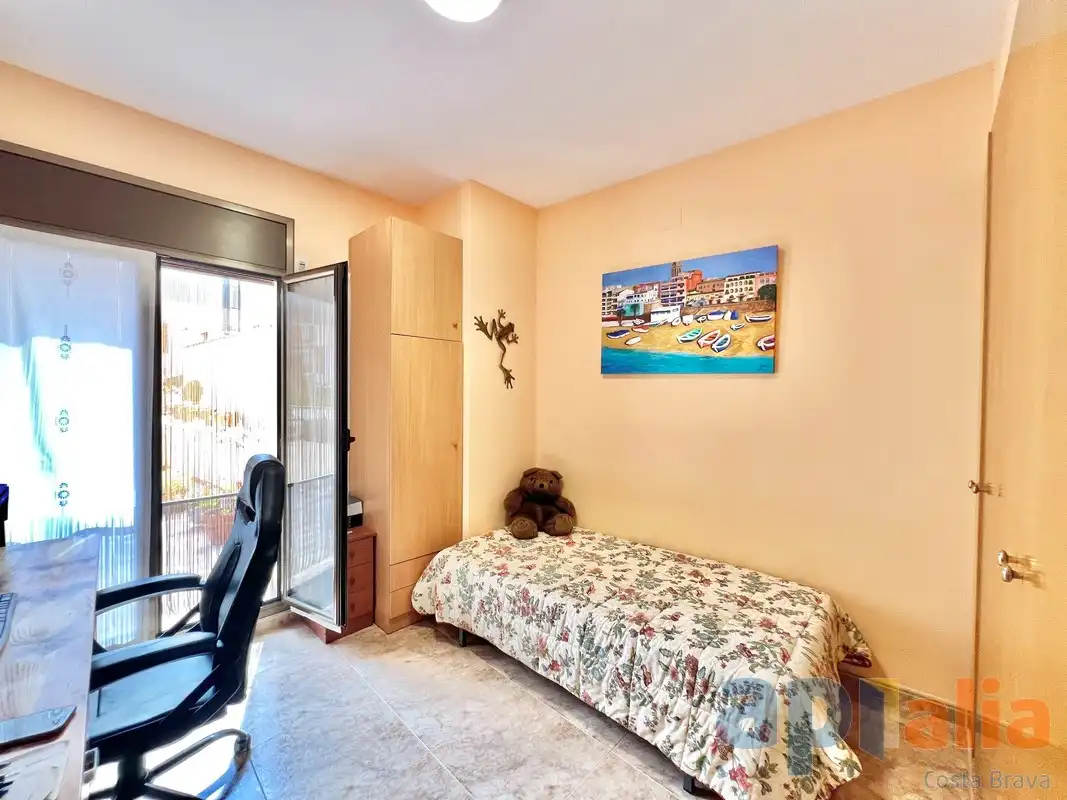 Schlafzimmer von Einfamilien-Reihenhaus zum Verkauf in Palamós mit Klimaanlage, Heizung und Terrasse