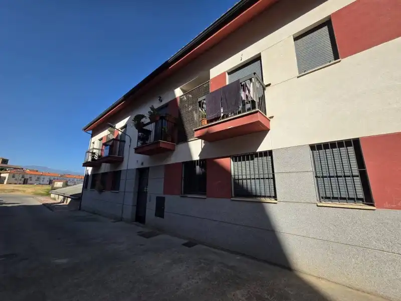 Außenansicht von Maisonette zum Verkauf in Jaraíz de la Vera mit Privatgarten und Terrasse